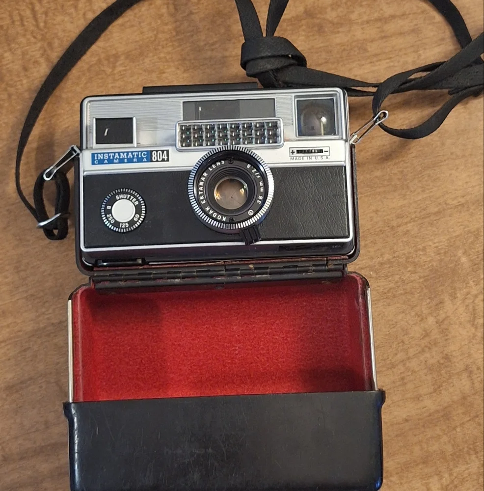 Vintage Kodak Instamatic 804 With Hard Shell Black Red Velvet Case Untested